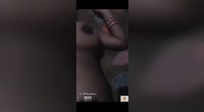 Espectáculo en vivo de Desi village bhabhi de placer embarazada 2 mín. 50 sec