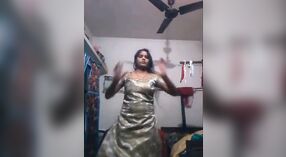 Desi village ragazza crossdresses per il fotocamera in lei casa 4 min 00 sec