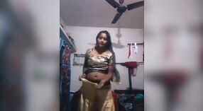 Desi village dziewczyna crossdresses dla the kamera w jej dom 4 / min 20 sec