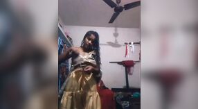 Desi village dziewczyna crossdresses dla the kamera w jej dom 4 / min 40 sec