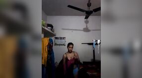 Desi village dziewczyna crossdresses dla the kamera w jej dom 1 / min 00 sec