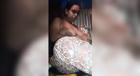 Desi village bhabhi prende nudo e piaceri se stessa su macchina fotografica per selfies 0 min 0 sec