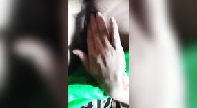 Chica de pueblo peluda se da placer con los dedos 0 mín. 50 sec