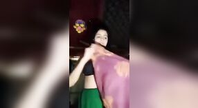 Sesi selfie telanjang gadis desa Desi di MMS 2 min 50 sec