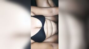 Bhabhi desa India membuat vaginanya terisi setelah memberikan blowjob 3 min 20 sec