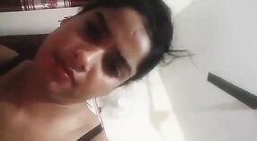 Волосатая киска девушки Дехати получает чувственный массаж 2 минута 50 сек