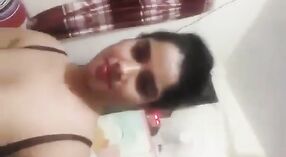 Волосатая киска девушки Дехати получает чувственный массаж 1 минута 10 сек