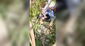 Une jeune fille d'un village se salit avec son amant sur le terrain 0 minute 0 sec