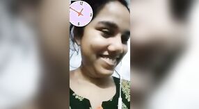 Bangla village cô gái phô trương bộ ngực gợi cảm của mình trong một cuộc gọi video ướty 0 tối thiểu 0 sn