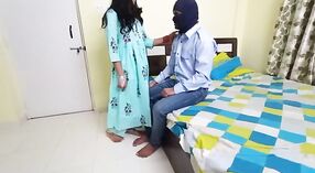 Bhabhi prende cattivo con il guard in cagnetto stile 2 min 00 sec