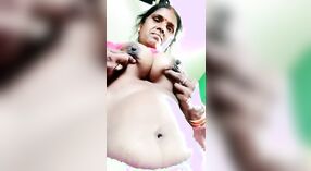 Desi Village Aunty Dehati Bhabhi炫耀她的大胸部和猫在VK上 0 敏 0 sec