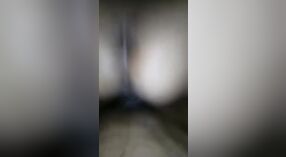 Les seins sexy de Dehati Muslimi rebondissent alors qu'elle fait une pipe chaude pendant le sexe hardcore 3 minute 20 sec