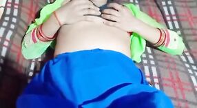 Dehati Indian SexyBhabhiがポルノビデオで降りて汚い 1 分 10 秒
