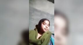 Esposa insatisfecha del pueblo hace alarde de sus activos en un video humeante 0 mín. 0 sec