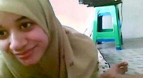 Dehati, une adolescente pakistanaise, fait une pipe inoubliable à son amant dans cette vidéo POV 3 minute 00 sec