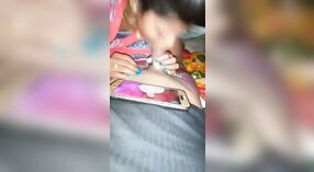Bihari Aldeia mulher dá um fumegante Boquete neste Dehati Sexy Bhojpuri Vídeo 1 minuto 20 SEC