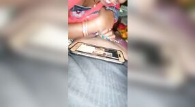 Bihari Aldeia mulher dá um fumegante Boquete neste Dehati Sexy Bhojpuri Vídeo 2 minuto 20 SEC