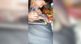 Bihari Aldeia mulher dá um fumegante Boquete neste Dehati Sexy Bhojpuri Vídeo 0 minuto 40 SEC