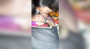 Bihari Aldeia mulher dá um fumegante Boquete neste Dehati Sexy Bhojpuri Vídeo 0 minuto 50 SEC