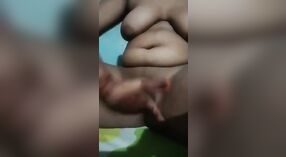 Dehati, cah wadon enom manis, masturbasi dheweke dipun cukur pus nalika kang driji-bajingan 2 min 20 sec