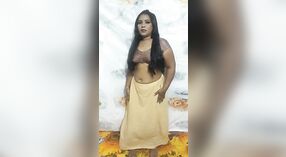 Dehati Bhabhi ' s sensuele striptease in een sari laat je zeker ademloos achter 1 min 50 sec
