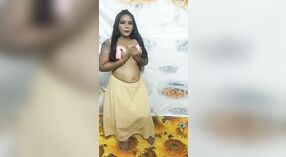 Dehati Bhabhi ' s sensuele striptease in een sari laat je zeker ademloos achter 2 min 50 sec