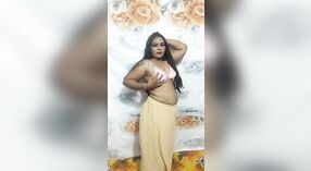 El sensual striptease de Dehati Bhabhi en un sari seguramente te dejará sin aliento 3 mín. 50 sec