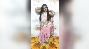 Dehati Bhabhi ' s sensuele striptease in een sari laat je zeker ademloos achter 0 min 0 sec