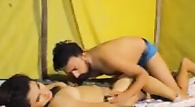 Desi pueblo chica se pone traviesa en este Hindi XXX video porno 24 mín. 20 sec