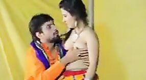 Desi pueblo chica se pone traviesa en este Hindi XXX video porno 9 mín. 20 sec