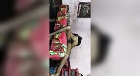 Devant la caméra, la femme du village se fait baiser dans diverses positions 3 minute 40 sec