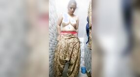 Vagina desa berbulu dijari oleh MMC panas 0 min 0 sec