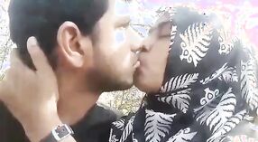 Девушка в хиджабе наслаждается сексом на открытом воздухе со своим любовником в сельской местности 0 минута 0 сек