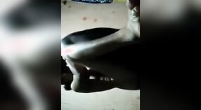 Peludo Aldeia buceta fica socado por insatisfeito mulher na câmara 1 minuto 20 SEC