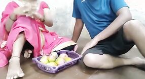 Acción anal hardcore con una chica de pueblo que vende mangos 1 mín. 10 sec