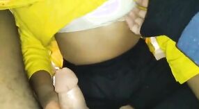 Desi village ragazza gode di un duro pecorina cazzo da un grosso cazzo 0 min 0 sec