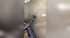 A Rata peluda de Bhabhi recebe um broche completo e masturba-se com o seu parceiro caipira 2 minuto 00 SEC