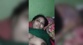 El coño peludo de Bhabhi recibe una mamada completa y una paja de su compañero montañés 2 mín. 10 sec