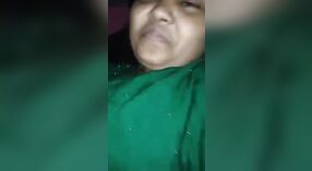 El coño peludo de Bhabhi recibe una mamada completa y una paja de su compañero montañés 1 mín. 10 sec