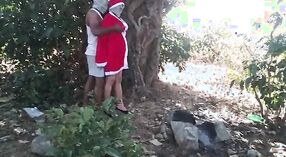 Especial de Navidad de Desi: un video porno hardcore al aire libre 0 mín. 50 sec