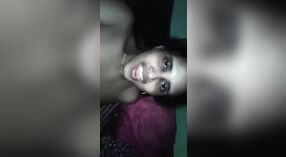 Bhabhi com Peitos grandes dá um boquete sensual e recebe seu bichano martelado 2 minuto 30 SEC