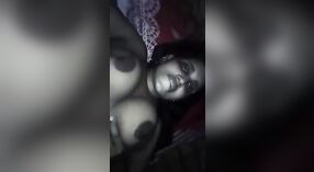 Bhabhi dengan payudara besar memberikan blowjob sensual dan membuat vaginanya ditumbuk 2 min 50 sec