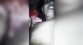 Bhabhi com Peitos grandes dá um boquete sensual e recebe seu bichano martelado 1 minuto 10 SEC