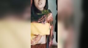 Seksi Pakistan girl flaunts dheweke amba susu lan pus 0 min 0 sec