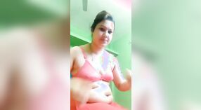 La esposa de Dehati se filma a sí misma en su propio video desnuda 1 mín. 30 sec