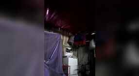 Desi village aunty tiene sexo con su hijo en este video explícito 5 mín. 00 sec