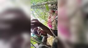 Une belle fille se livre au sexe en plein air avec son amant dans la forêt 0 minute 0 sec