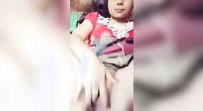 Una hermosa chica de campo se da placer con los dedos en un video humeante 1 mín. 20 sec