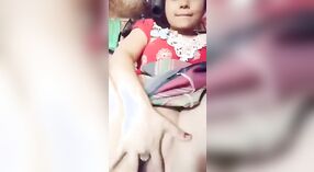 Una hermosa chica de campo se da placer con los dedos en un video humeante 1 mín. 30 sec