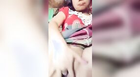 Una hermosa chica de campo se da placer con los dedos en un video humeante 2 mín. 40 sec